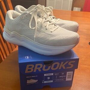 Brooks Ghost Max 2 Cream Sneakers